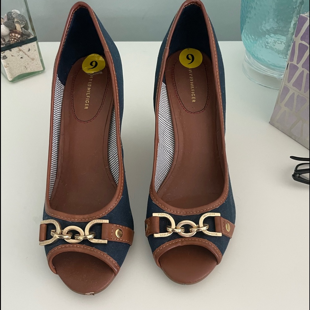 Tommy Hilfiger size 9 wedge shoes